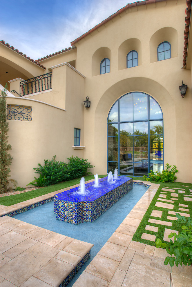 Geräumiger Mediterraner Schwimmteich hinter dem Haus in rechteckiger Form mit Wasserspiel und Natursteinplatten in Phoenix