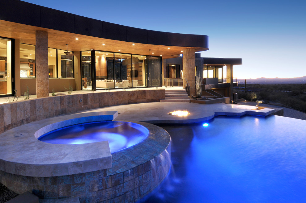 Contemporary infinity swimming pool in Phoenix.