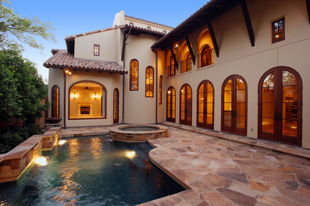 Стильный дизайн: бассейн произвольной формы на заднем дворе в средиземноморском стиле с джакузи - последний тренд