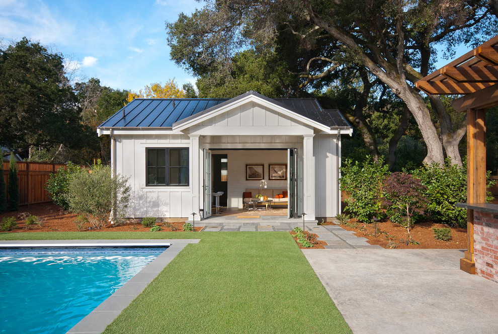 Mittelgroßer Landhaus Pool hinter dem Haus in rechteckiger Form mit Betonplatten in San Francisco