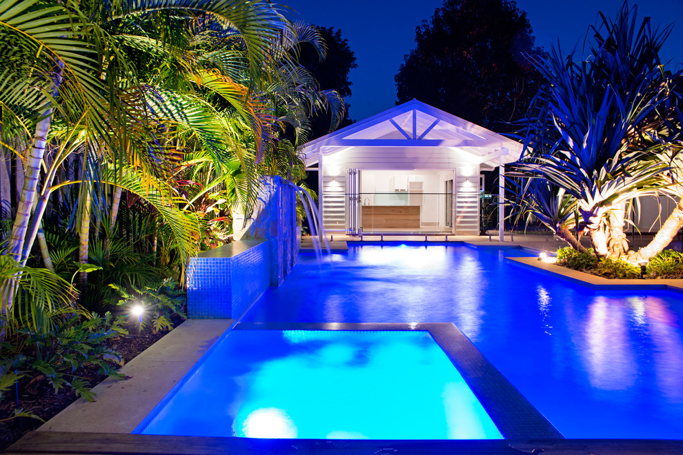 Esempio di una piscina costiera personalizzata di medie dimensioni e dietro casa con una dépendance a bordo piscina