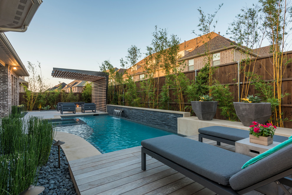 Kleiner Klassischer Pool hinter dem Haus in individueller Form mit Betonplatten in Dallas
