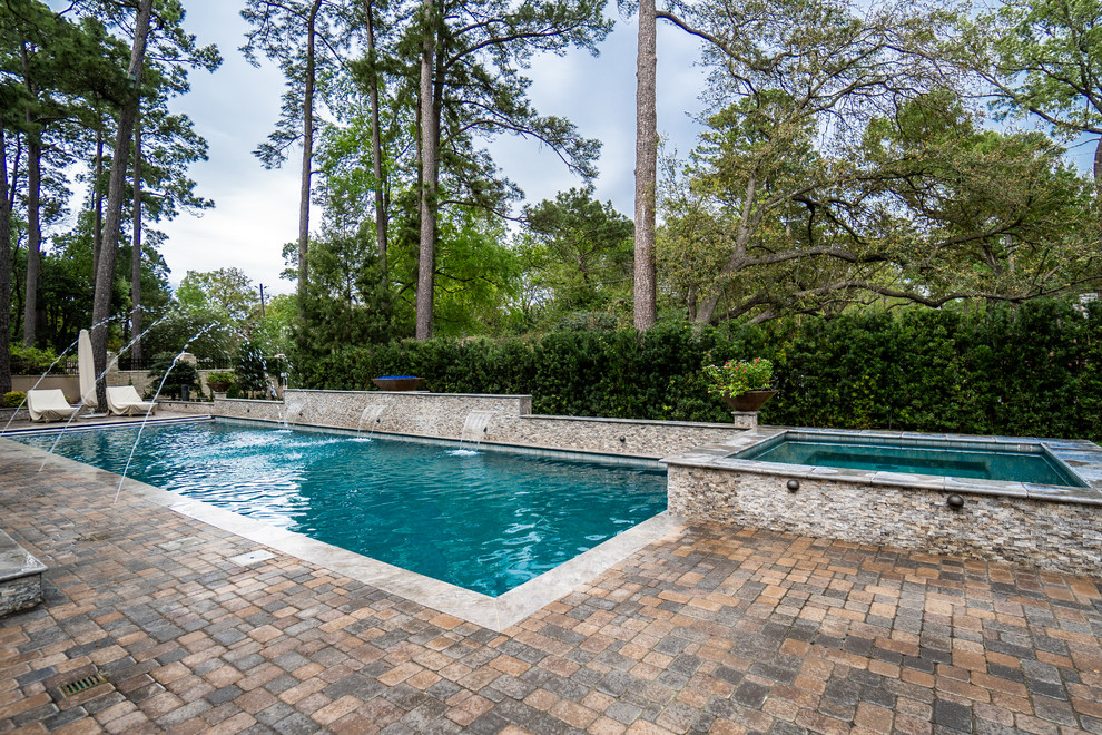Ejemplo de casa de la piscina y piscina mediterránea grande rectangular en patio trasero con adoquines de hormigón
