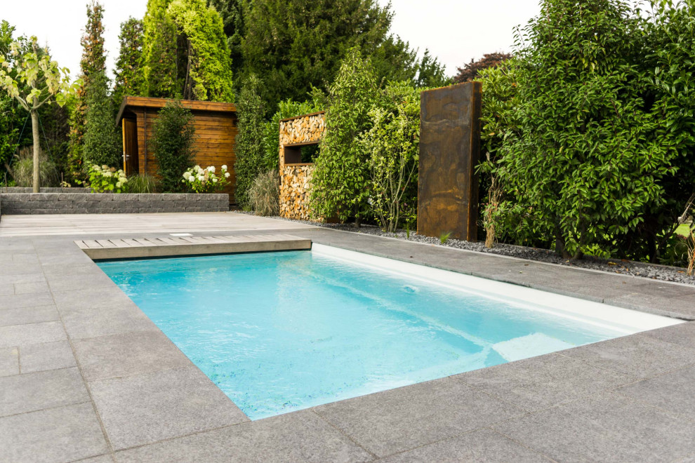 Esempio di una piscina minimal rettangolare di medie dimensioni e nel cortile laterale