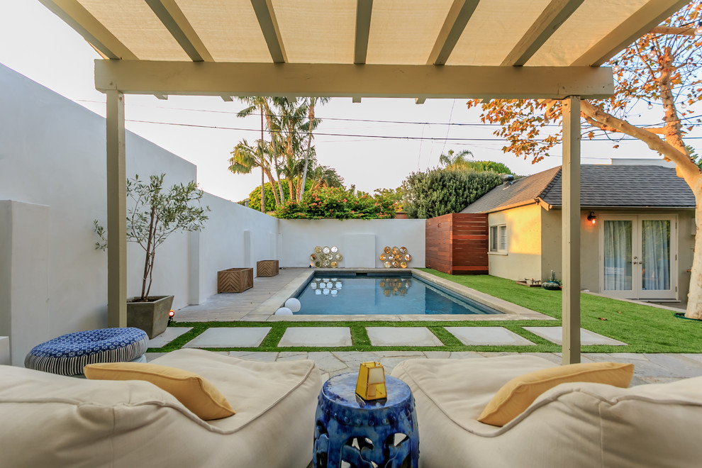 Klassischer Pool hinter dem Haus in rechteckiger Form in Los Angeles