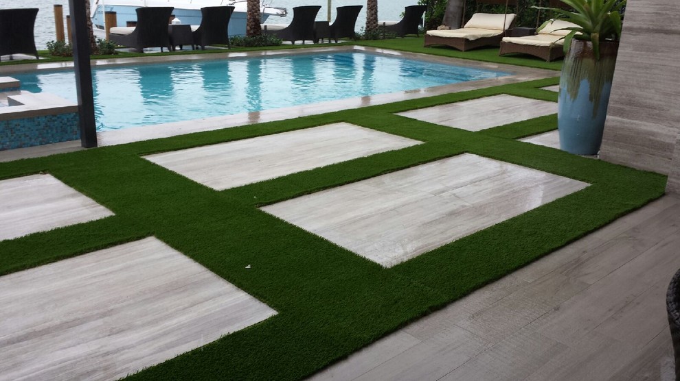 Diseño de piscinas y jacuzzis alargados actuales de tamaño medio rectangulares en patio trasero con suelo de hormigón estampado