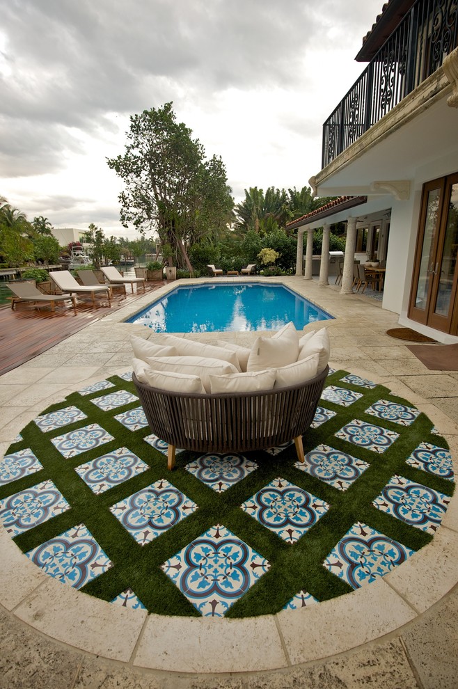 Ispirazione per una grande piscina naturale tradizionale rettangolare dietro casa con pavimentazioni in pietra naturale