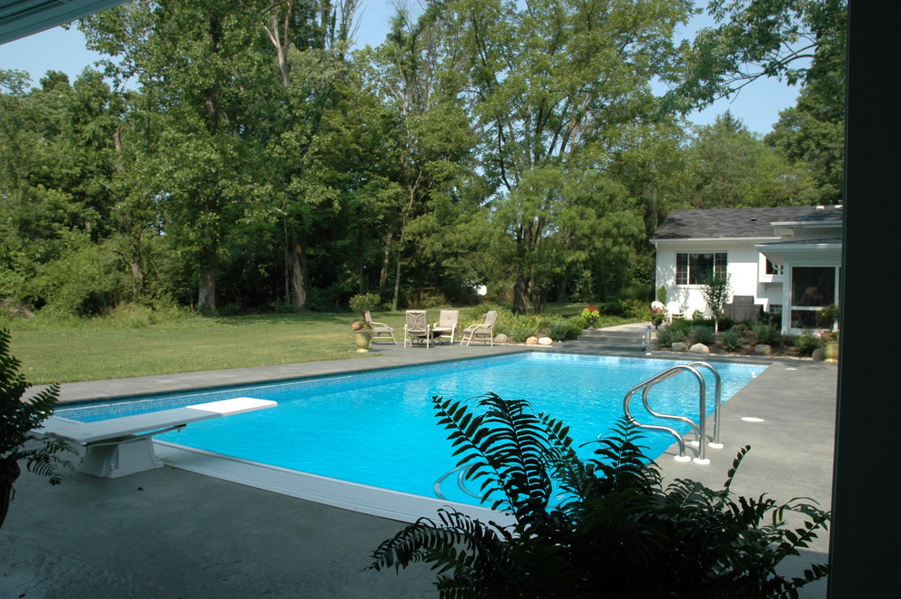 Photo of a contemporary swimming pool in Cincinnati.