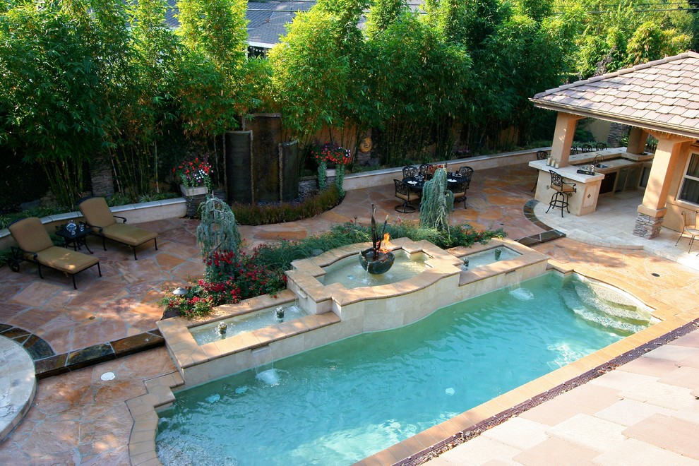 Exemple d'une piscine éclectique.