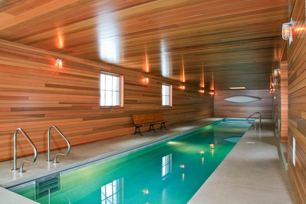 Idée de décoration pour une piscine intérieure champêtre.