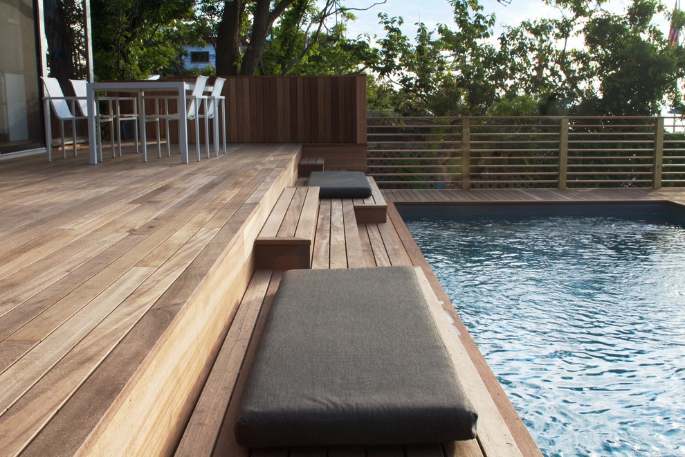 Foto de piscinas y jacuzzis alargados vintage grandes rectangulares en patio trasero con entablado