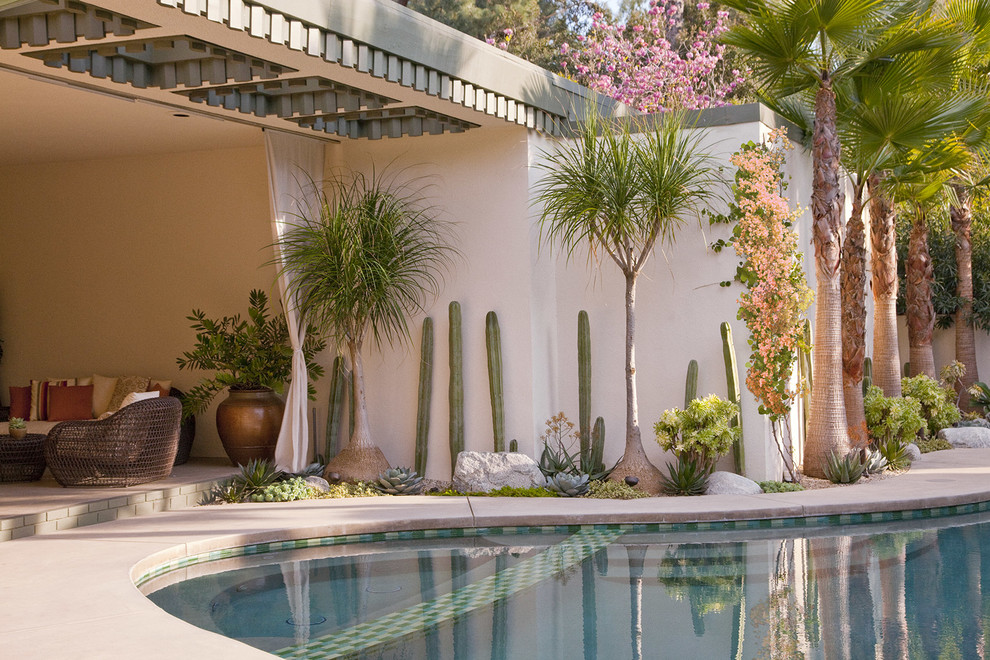 Diseño de piscina elevada vintage de tamaño medio tipo riñón en patio trasero con entablado