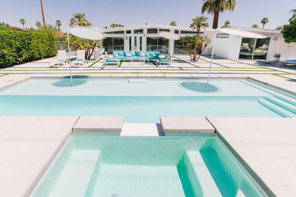 Mittelgroßer Retro Pool hinter dem Haus in rechteckiger Form mit Betonplatten in Los Angeles