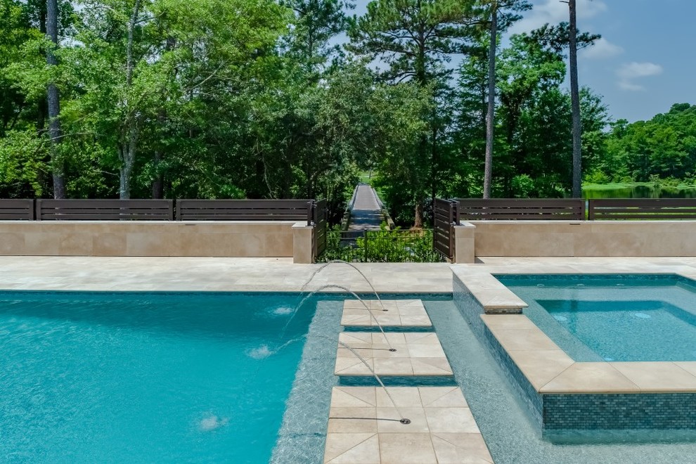 Mittelgroßer Retro Pool hinter dem Haus in rechteckiger Form mit Natursteinplatten in Wilmington