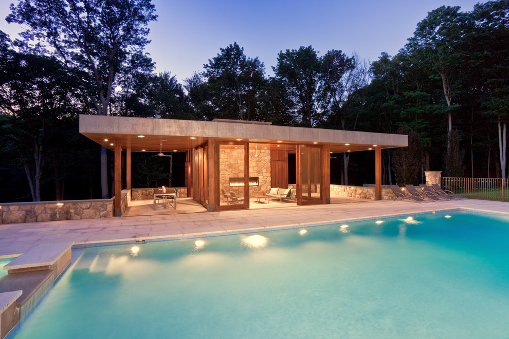 Foto de casa de la piscina y piscina de tamaño medio en patio trasero
