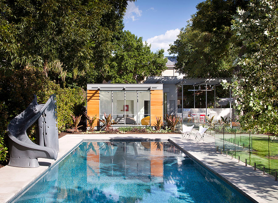 Idee per una piscina moderna rettangolare dietro casa con una dépendance a bordo piscina
