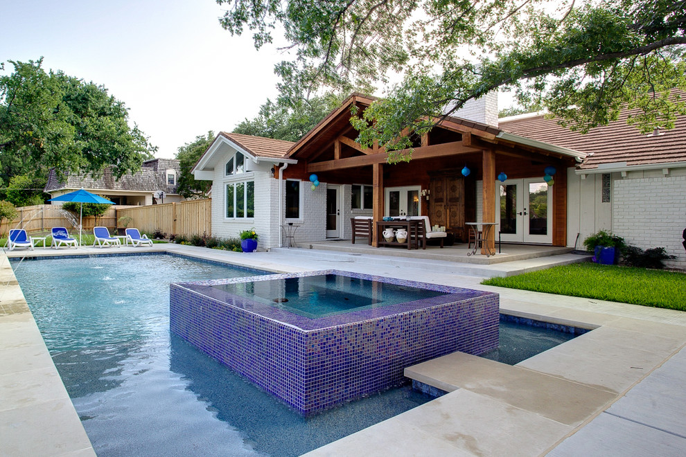 Ispirazione per una piscina minimalista dietro casa con una vasca idromassaggio