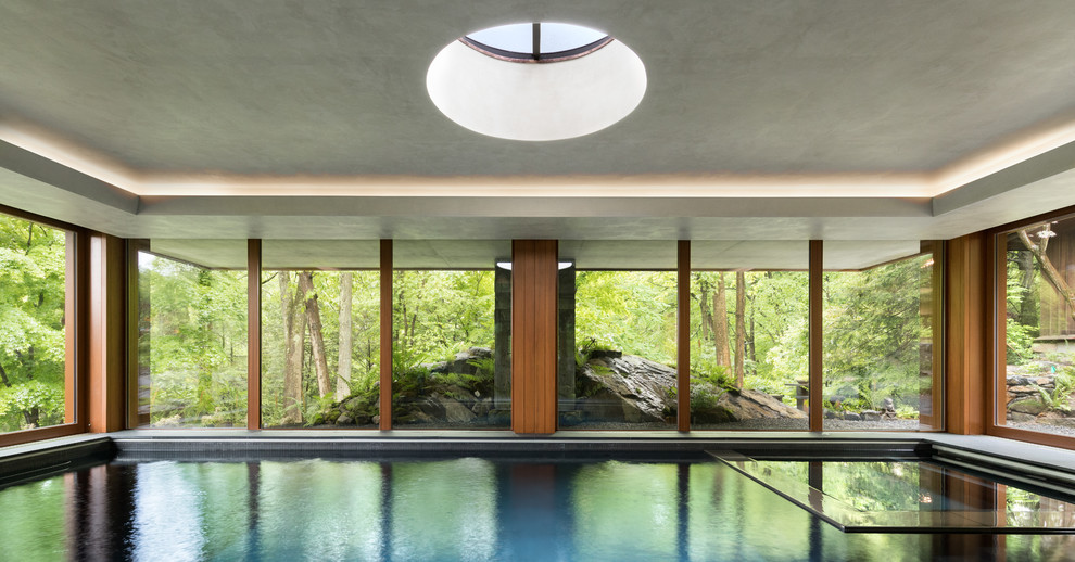 Aménagement d'une piscine intérieure rétro rectangle avec un bain bouillonnant.