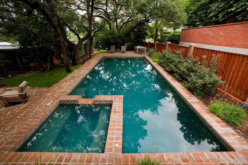 Ejemplo de piscinas y jacuzzis alargados retro de tamaño medio rectangulares en patio trasero con adoquines de ladrillo