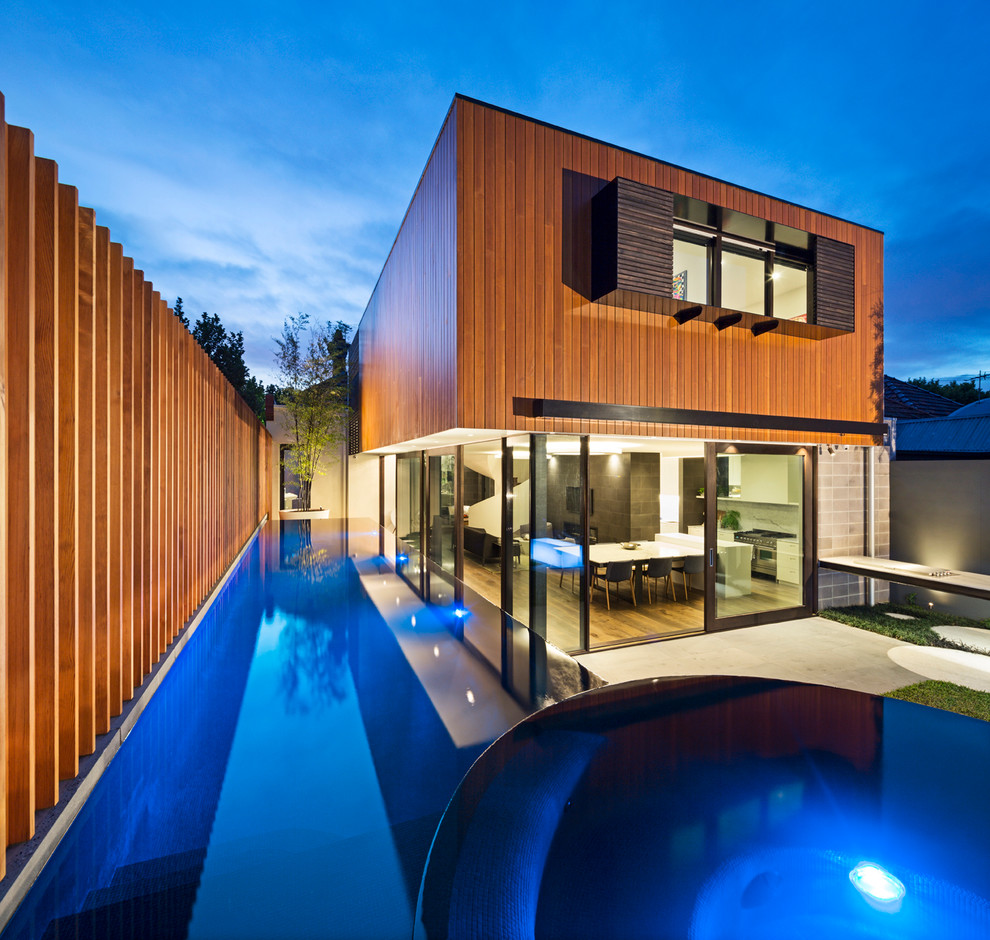 Diseño de piscinas y jacuzzis elevados actuales de tamaño medio rectangulares en patio trasero