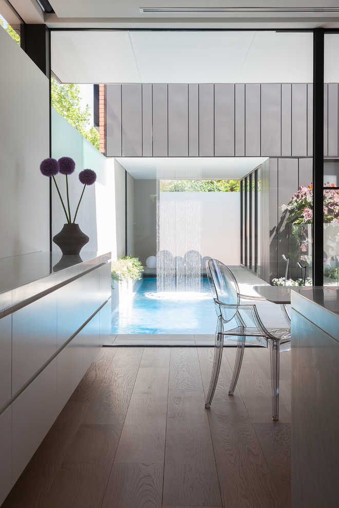 Diseño de piscina con fuente alargada contemporánea rectangular en patio