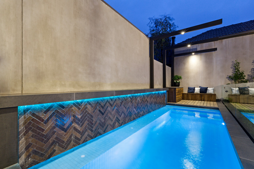 Imagen de piscina con fuente alargada actual pequeña rectangular en patio