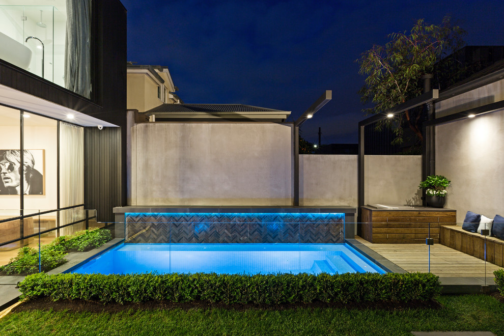 Свежая идея для дизайна: маленький бассейн произвольной формы на внутреннем дворе в стиле модернизм для на участке и в саду - отличное фото интерьера