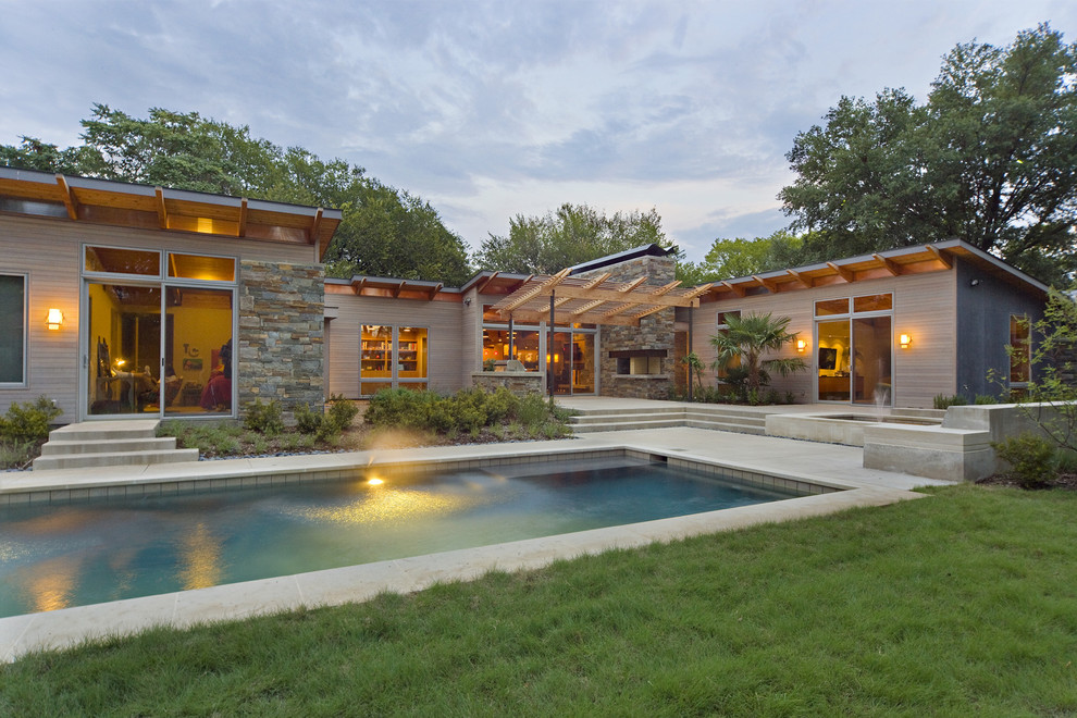 Moderner Pool hinter dem Haus in rechteckiger Form in Dallas