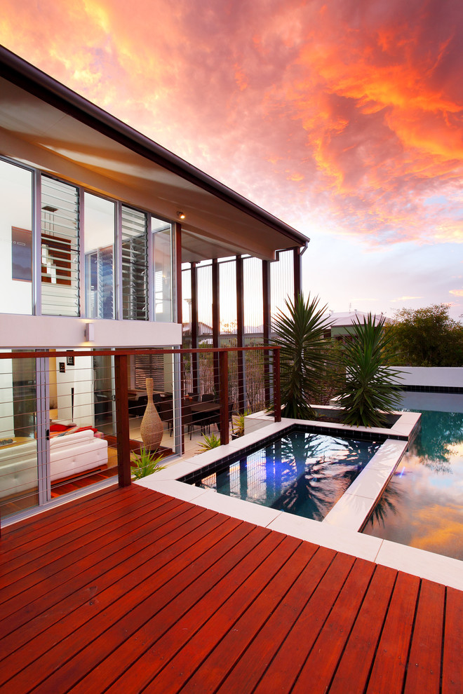 Mittelgroßes Modernes Sportbecken neben dem Haus in individueller Form mit Wasserspiel und Dielen in Gold Coast - Tweed