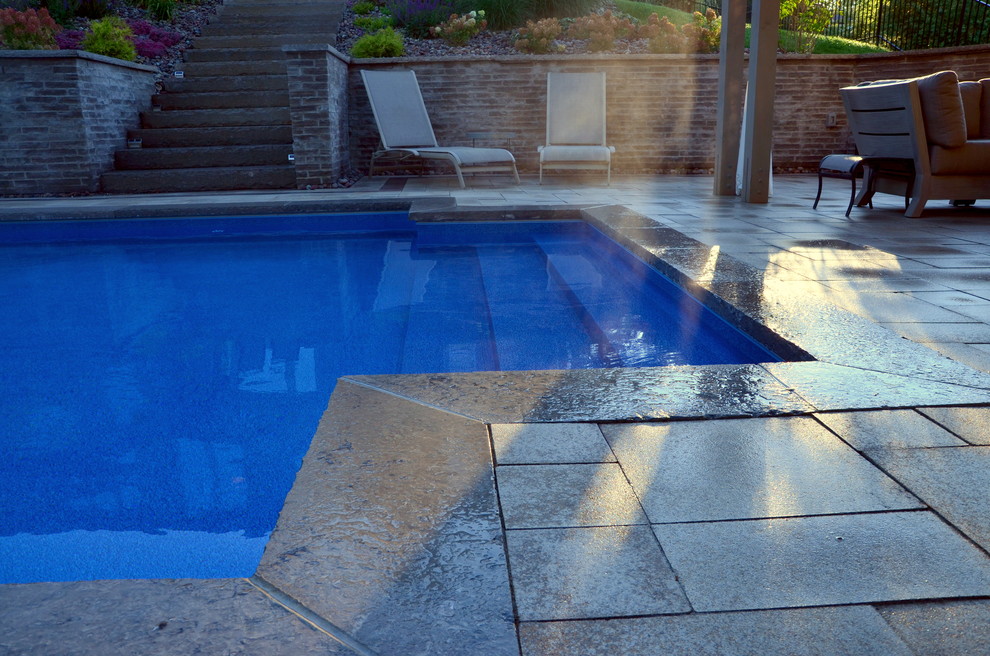 Ispirazione per una piscina minimal rettangolare dietro casa e di medie dimensioni con pavimentazioni in cemento