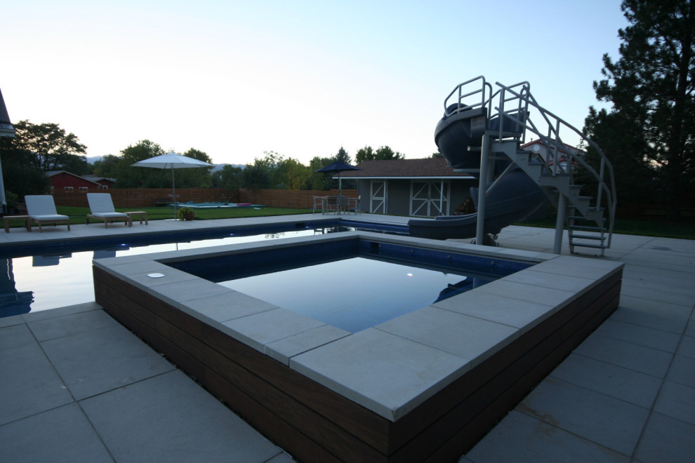 Foto di una piscina fuori terra rettangolare di medie dimensioni e in cortile con un acquascivolo