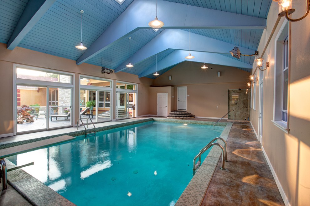 На фото: бассейн в доме в современном стиле с