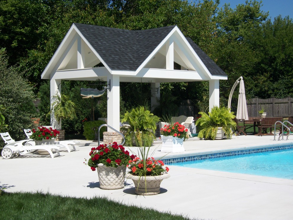 На фото: прямоугольный, спортивный бассейн среднего размера на заднем дворе в современном стиле с домиком у бассейна и покрытием из бетонных плит с