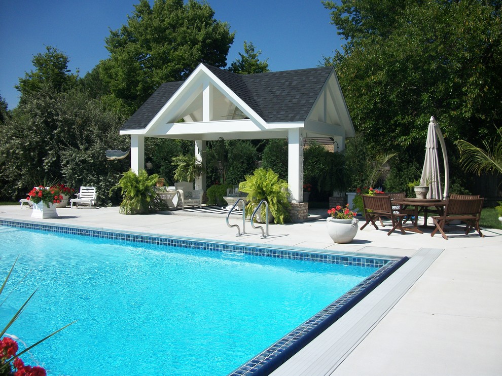 Свежая идея для дизайна: прямоугольный, спортивный бассейн среднего размера на заднем дворе в современном стиле с домиком у бассейна и покрытием из бетонных плит - отличное фото интерьера