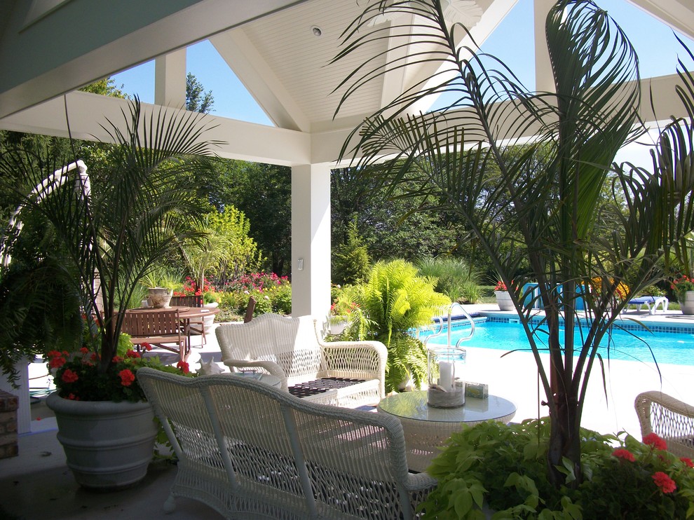 Esempio di una piscina monocorsia minimal rettangolare di medie dimensioni e dietro casa con una dépendance a bordo piscina e lastre di cemento