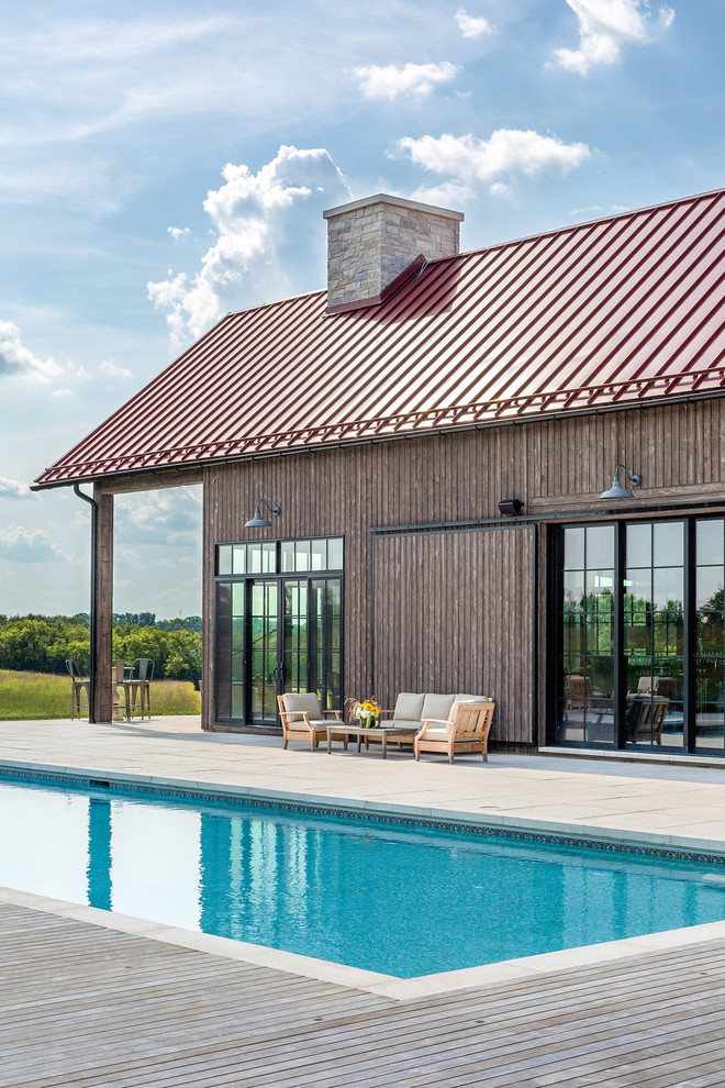 Cette photo montre un couloir de nage arrière nature rectangle avec une terrasse en bois.