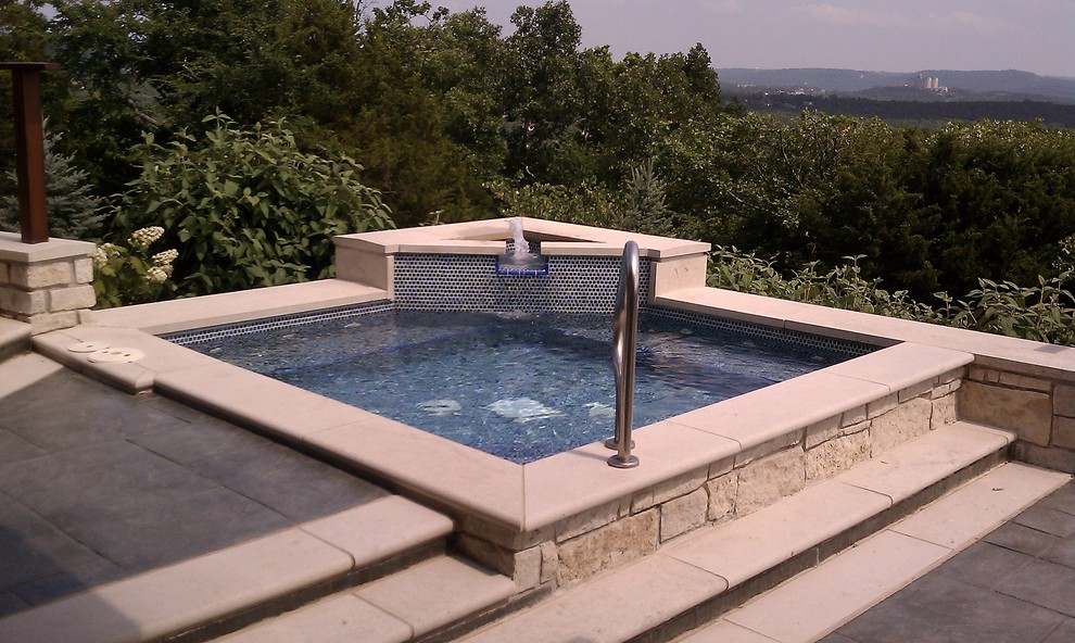 Modern inredning av en liten anpassad pool, med spabad och stämplad betong