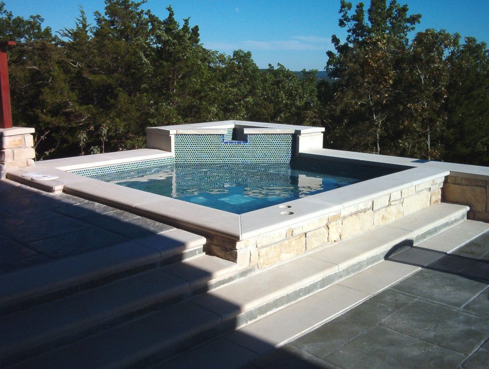 Idee per una piccola piscina a sfioro infinito moderna personalizzata in cortile con una vasca idromassaggio e cemento stampato