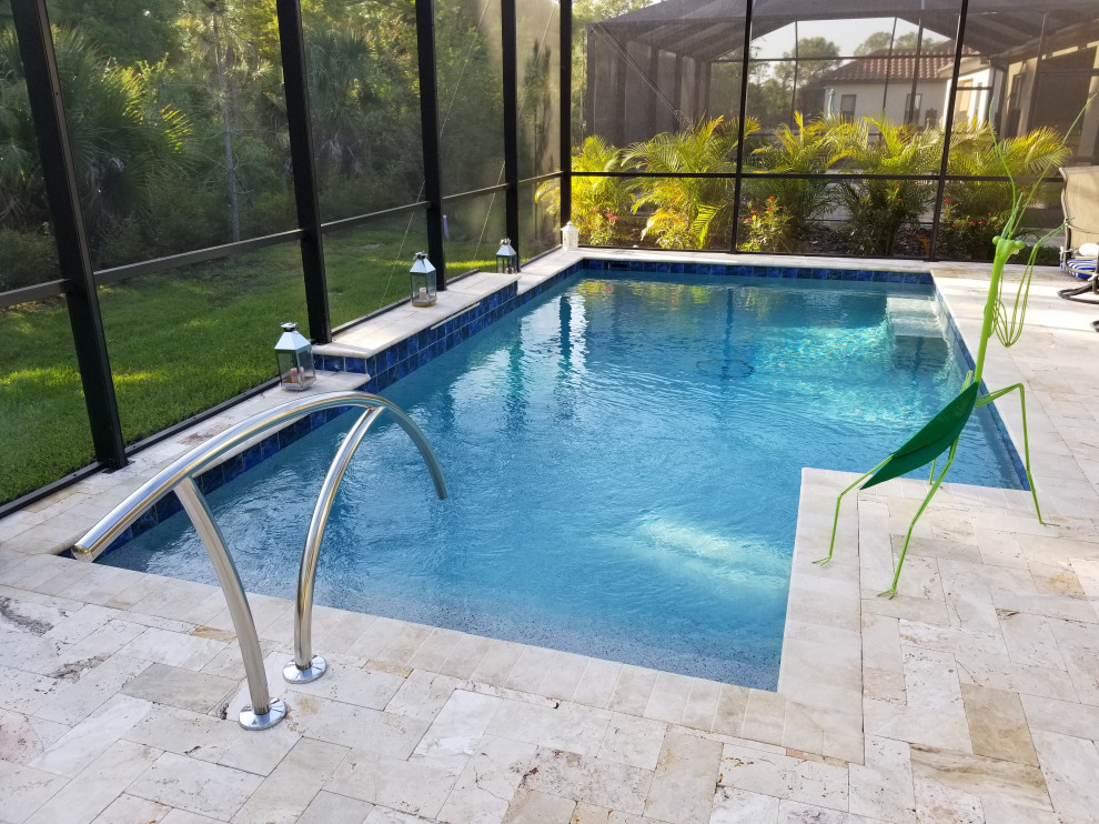 Esempio di una piscina design rettangolare di medie dimensioni e dietro casa