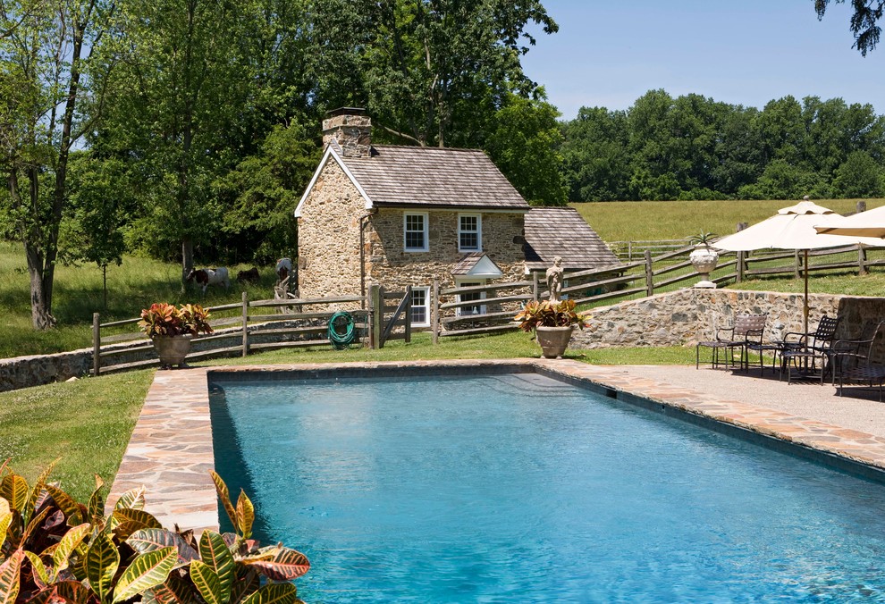 Diseño de piscina de estilo de casa de campo rectangular