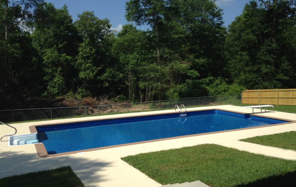 Exemple d'une piscine arrière montagne rectangle avec du béton estampé.