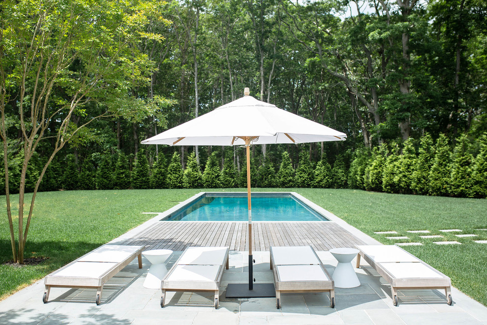 Идея дизайна: прямоугольный бассейн на заднем дворе в морском стиле с настилом