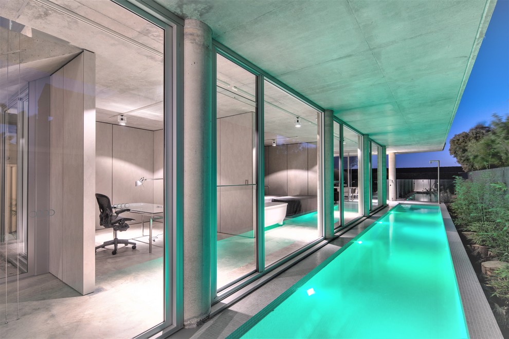 Inspiration pour un grand couloir de nage latéral urbain rectangle avec du carrelage.