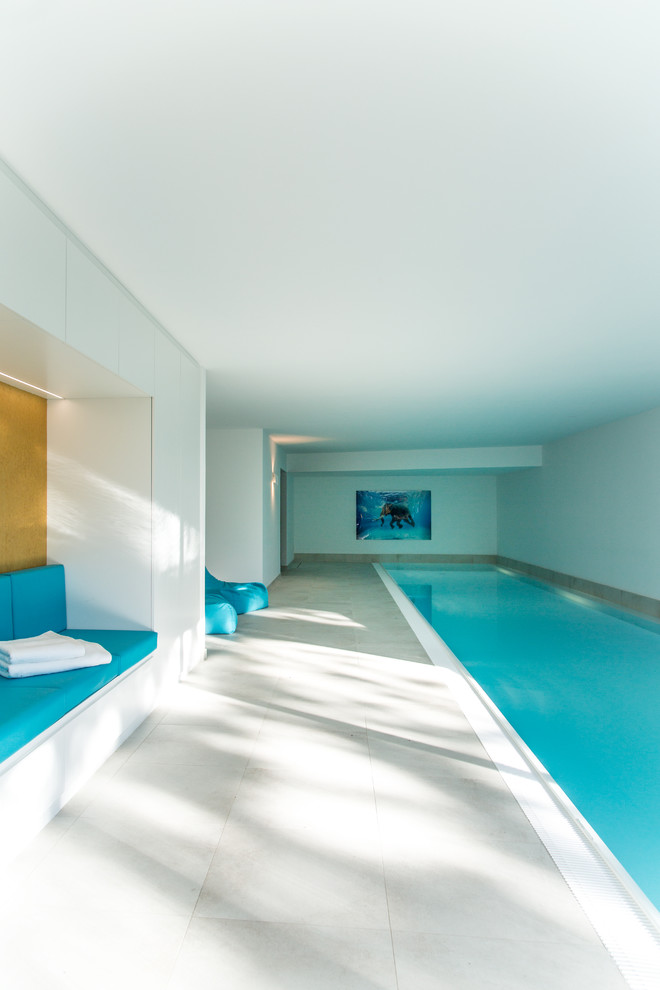 Свежая идея для дизайна: большой прямоугольный, спортивный бассейн в доме в стиле модернизм с покрытием из плитки - отличное фото интерьера