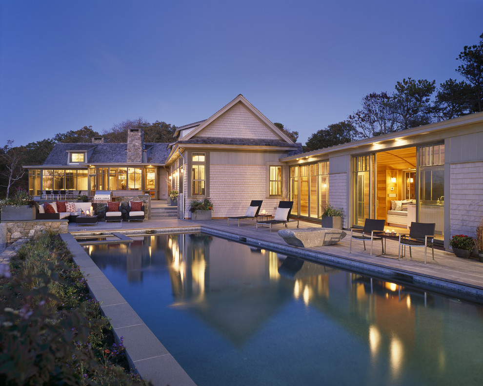 Réalisation d'une piscine tradition rectangle avec une terrasse en bois.