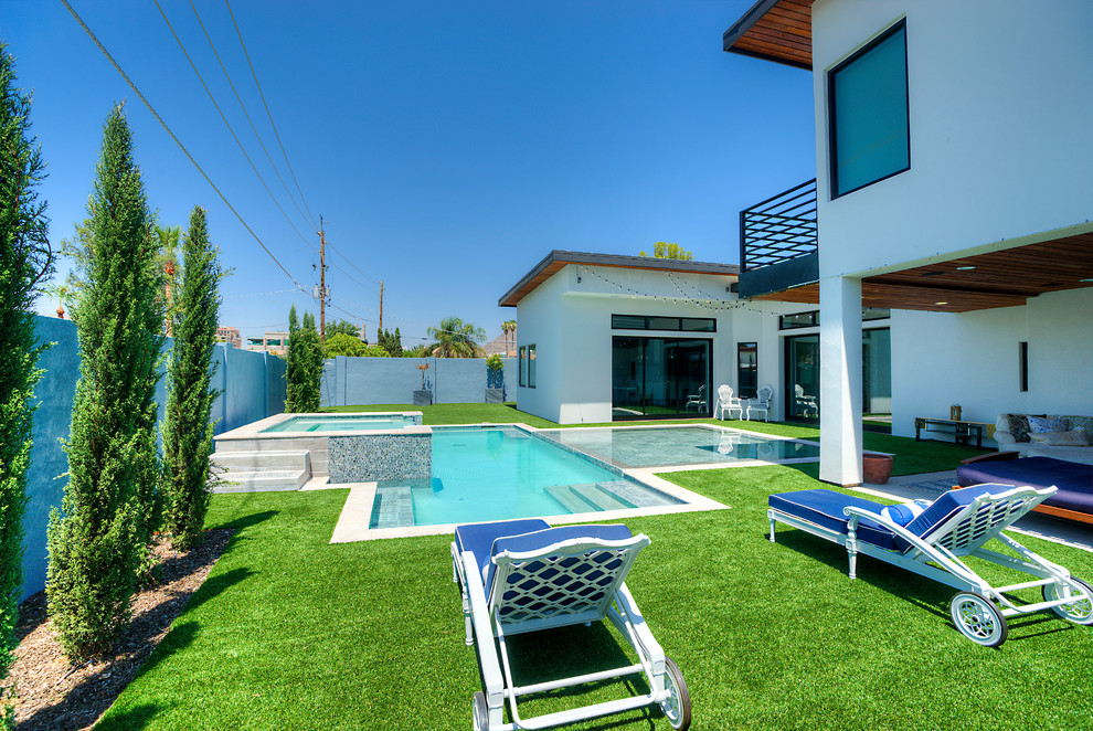 Idee per una grande piscina chic personalizzata dietro casa