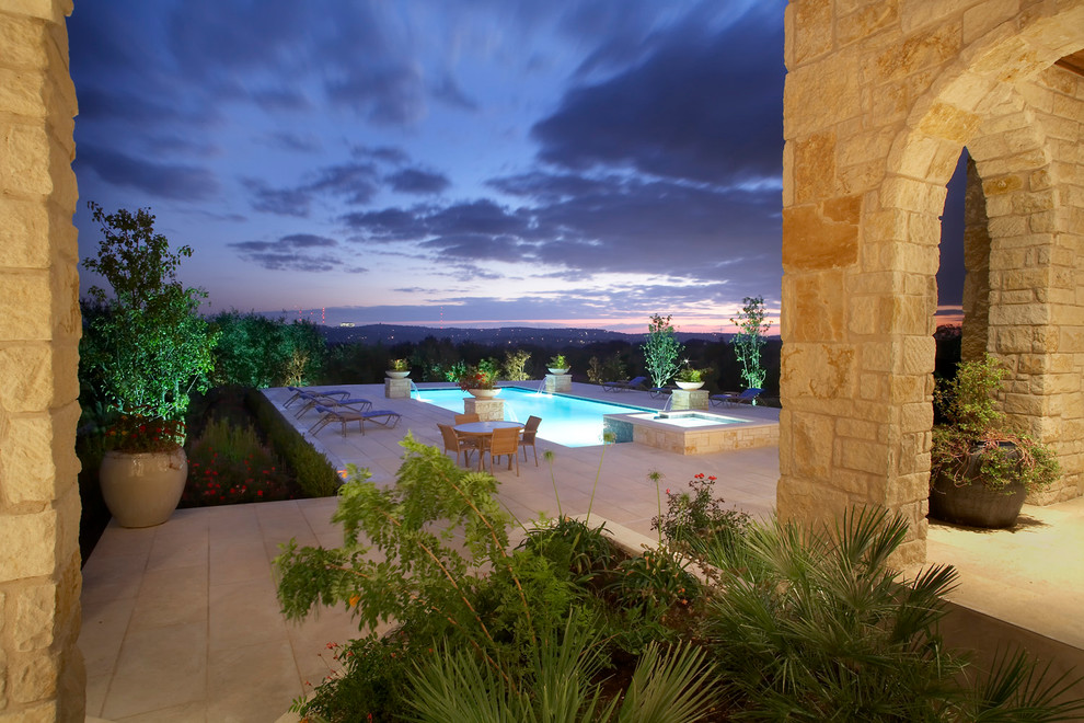 Foto de piscinas y jacuzzis alargados mediterráneos grandes rectangulares en patio trasero con adoquines de hormigón