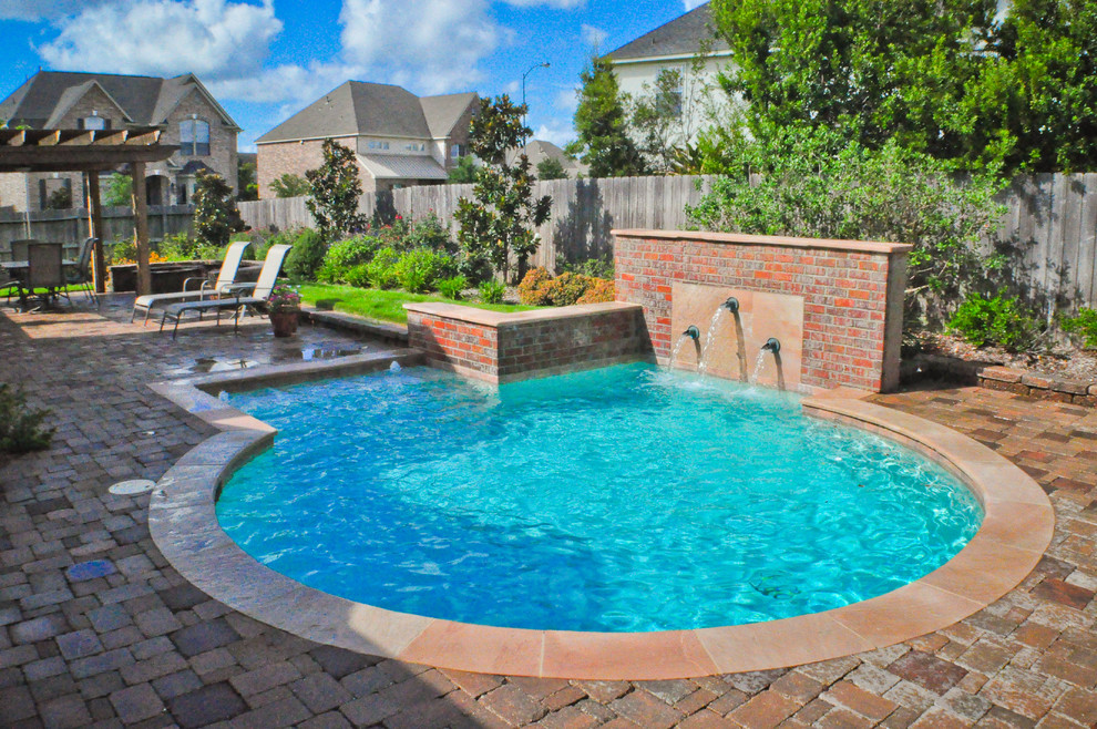 Idee per una piccola piscina tradizionale rotonda dietro casa con pavimentazioni in pietra naturale