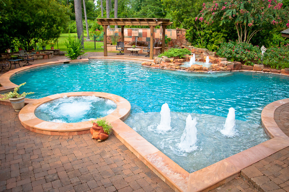 Inredning av en klassisk stor anpassad pool på baksidan av huset, med en fontän och naturstensplattor