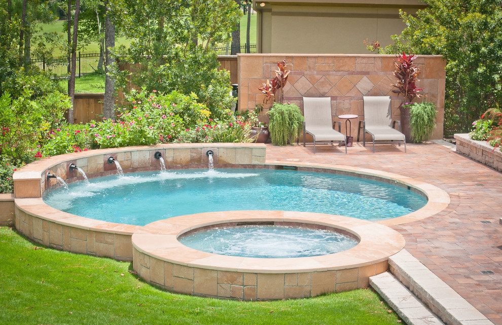 Cette image montre une petite piscine arrière traditionnelle ronde avec des pavés en pierre naturelle.